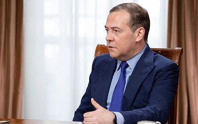 Медведев допустил подписание капитуляции Украины «свиньей в ермолке»