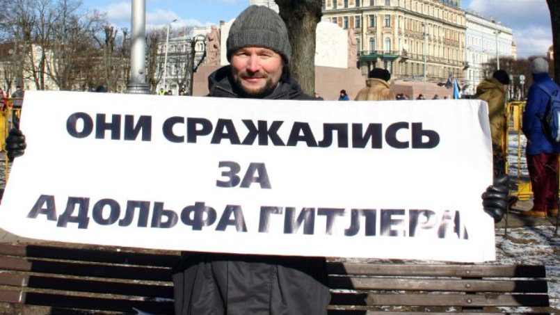 Алексей Шарипов, 16 марта 2018 года, Рига, памятник Свободы. Источник: личный архив автора