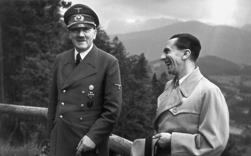 Адольф Гитлер и Йозеф Геббельс на встрече в резиденции фюрера Бергхоф / Фото: waralbum.ru