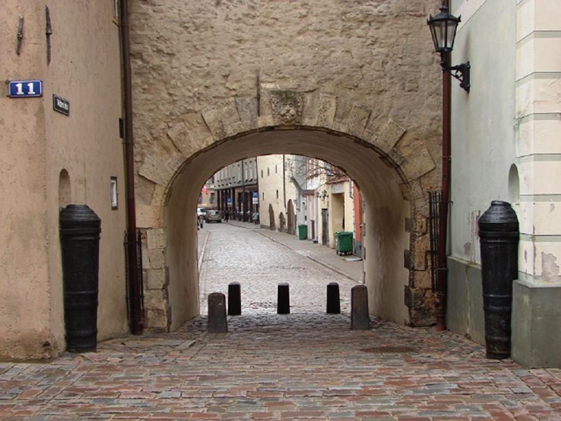 Шведские ворота в Риге со стороны улицы Торня 