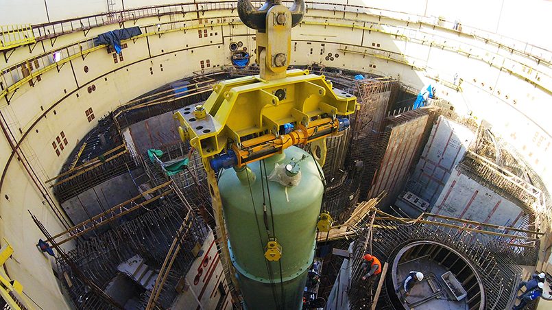 Установка корпуса реактора ВВЭР-1200 на Ленинградской АЭС. Фото: atomic-energy.ru