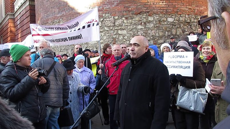 Илья Козырев на митинге против перевода школ на латышский язык обучения / Фото: YouTube