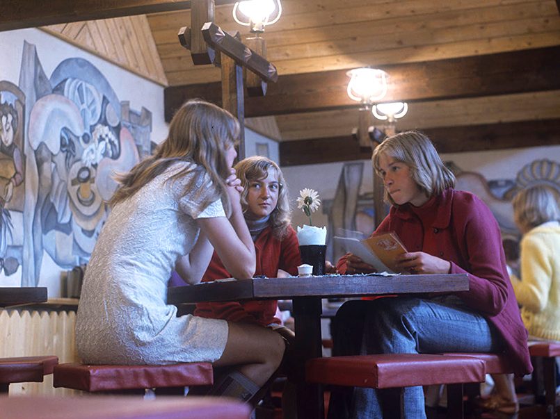 В молодежном кафе «Два петушка» в Клайпеде, 1974 год.