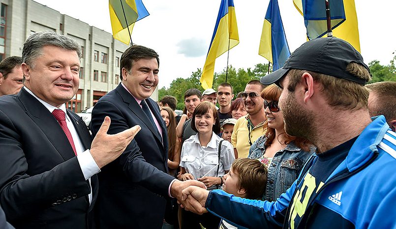Михаил Саакашвили, назначенный в качестве губернатора Одесской области, и Петр Порошенко во время общения с местными жителями после церемонии представления у Одесской областной администрации, 2015 год / Фото: Reuters