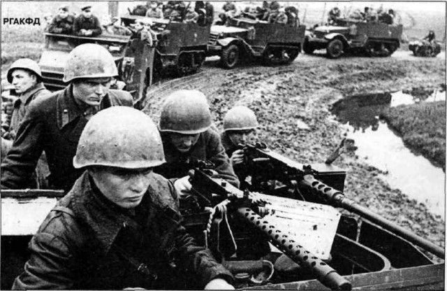 Фото: Советские войска на марше в районе озера Балатон Источник: http://www.rgakfd.ru/