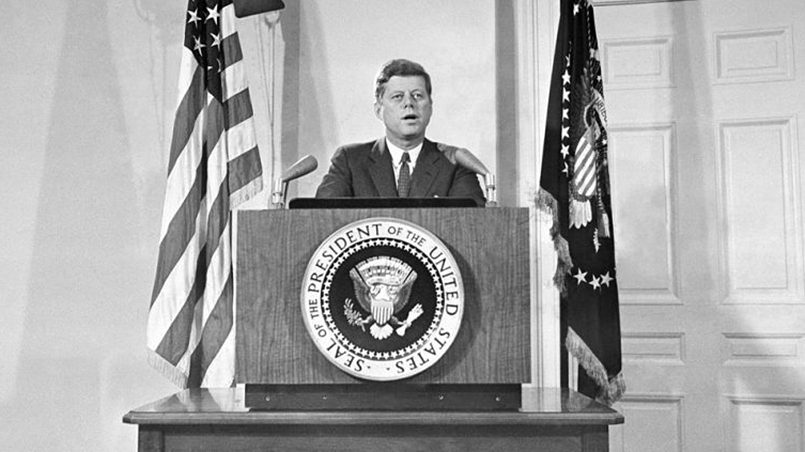 Джон Кеннеди сообщает американскому народу о выводе советских ракетных баз с территории Кубы, 1962 год / Фото: back-in-ussr.com