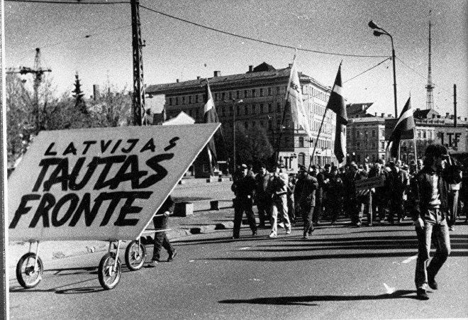 1 мая 1989 года – идет Народный фронт. Фотография из Музея оккупации Латвии, автор неизвестен / Источник: sputniknewslv.com