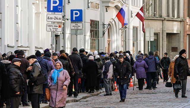 Люди стоят в очереди в российский консульский отдел в Риге, чтобы проголосовать на выборах президента / Фото: ria.ru