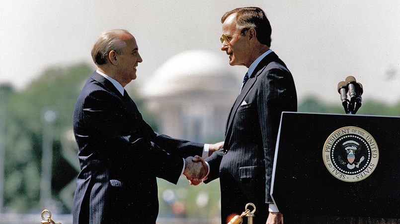 Прибытие на Вашингтонский саммит 31 мая 1990 г., в рамках которого состоялась торжественная церемония на лужайке перед Белым домом, с официальными приветствиями от президента Буша Михаилу Горбачеву – на тот момент уже президенту СССР. (Правообладатель: Президентская библиотека Джорджа Г. У. Буша, P13298-18) 