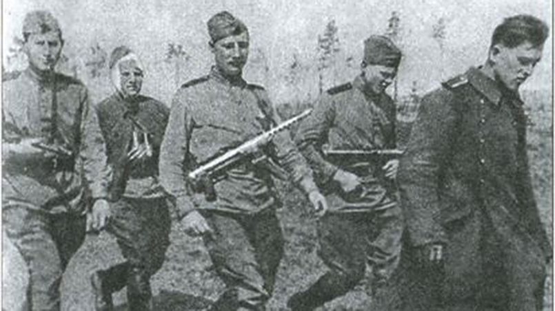 Советские бойцы под руководством Вацловаса Бернотенаса (в центре) ведут пленного немца