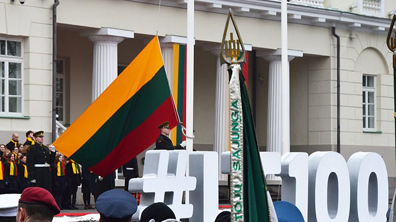 День независимости: перед президентским дворцом подняли флаг Литвы / Фото: sputniknews.lt