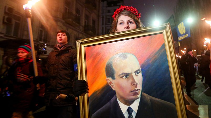 Факельное шествие на Украине, в руках девушки портрет Степана Бандеры / Фото: kyivpost.com