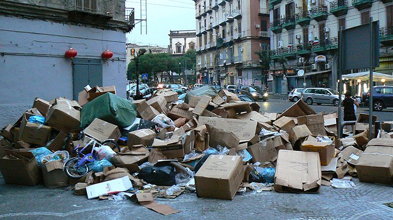 «Я нигде еще в Европе не видел такого количества мусора и отходов прямо на улицах! Центр Неаполя!» — прокомментировал фотографию автор снимка, проживающий в Киеве / Фото: блог ONESTARLIFE на портале drive2.ru