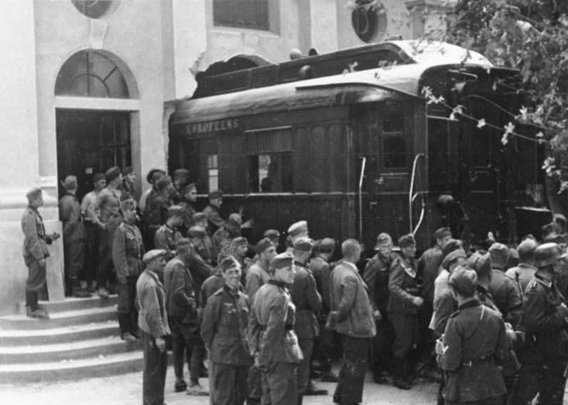 Компьенский вагон вывозят из музея, 1940 год / Фото: wikimedia.org