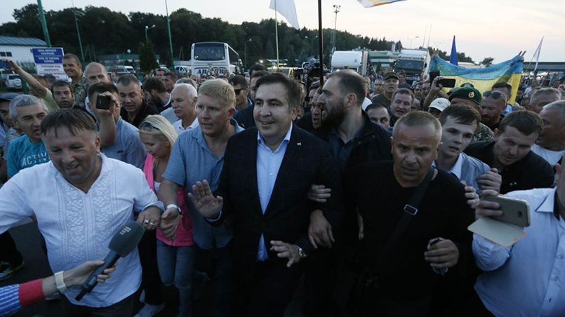 10 сентября Саакашвили пересек польско-украинскую границу в окружении своих сторонников, которые фактически прорвали границу / Фото: todayonline.com