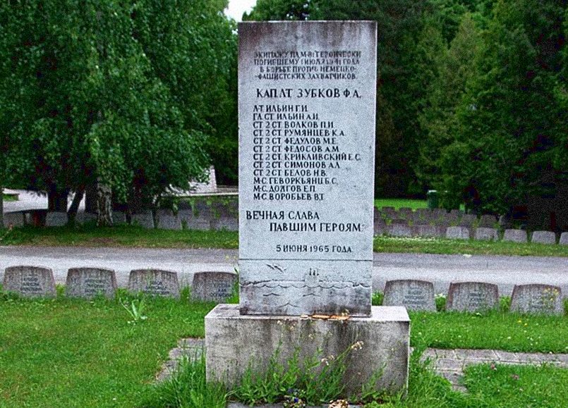 Памятник на могиле экипажа подводной лодки «М-81» в Таллине / Фото: deepstorm.ru