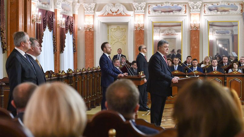 Петр Порошенко на церемонии принятия присяги судьями Верховного суда Украины. Фото: prm.ua