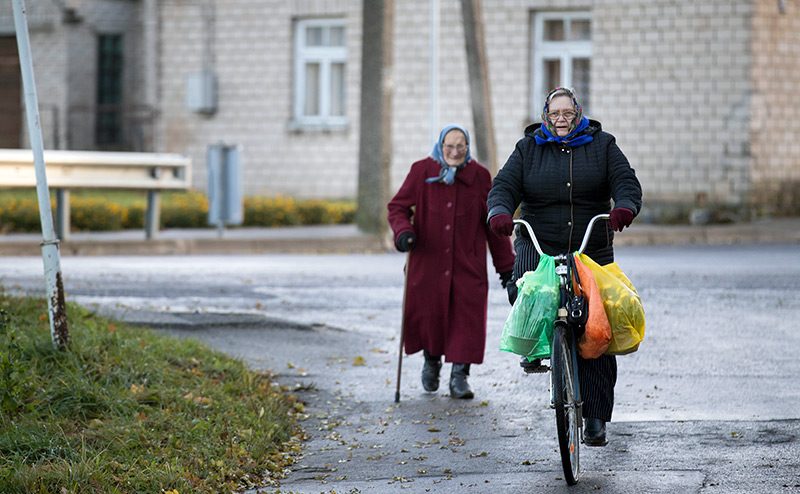Повседневная жизнь в литовском городке Жагаре (Фото: AP/TASS)