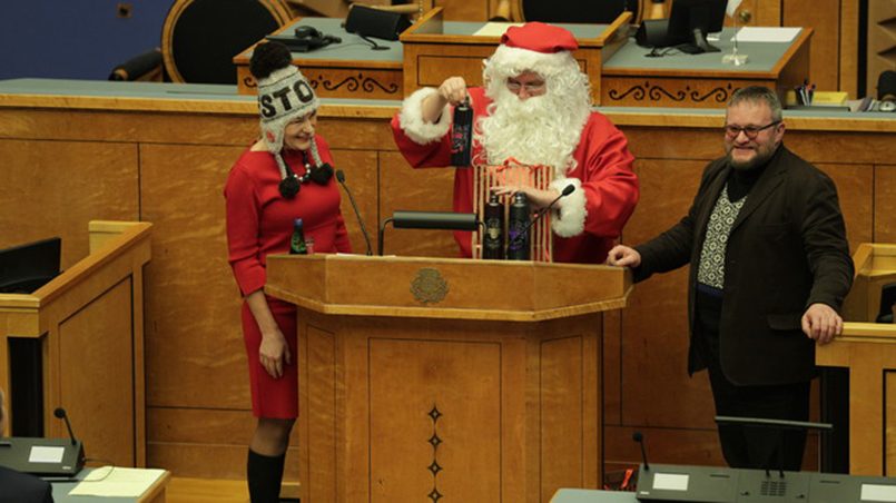 Дед Мороз пожелал депутатам Рийгикогу реализовать хорошие идеи, а плохие – забыть / Фото: rus.err.ee