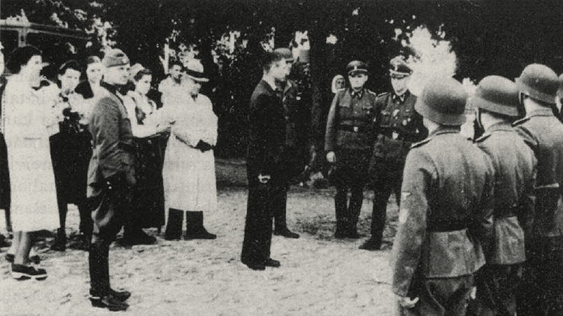 Фото: вручение наград бойцам 18-го батальона шуцманшафта, 9 июня 1943 года.