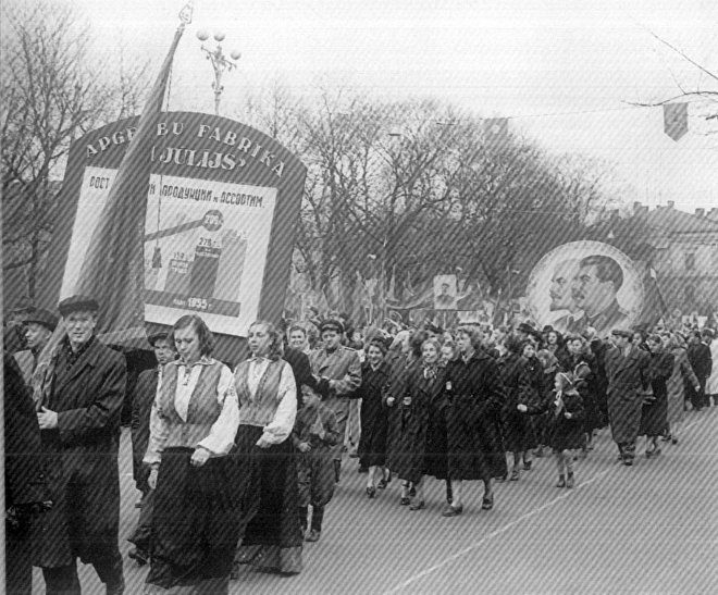 1 мая 1955 года - демонстрация трудящихся. Фотография из книги Я.Урбановича «Черновики будущего» / Источник: 
