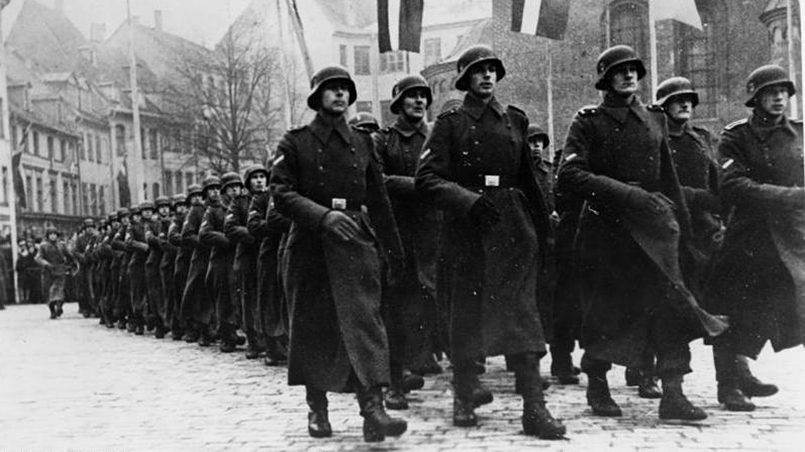 Участники Латышского легиона ваффен СС маршируют по Домской площади