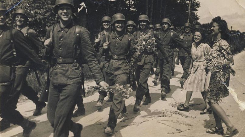 Участники Латышского легиона ваффен СС и их поклонницы