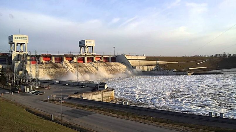 Сброс воды — Плявиньская ГЭС, Латвия / Фото: YouTube