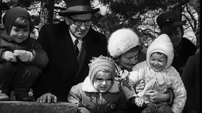 Профессор Плейшнер и посетители зоопарка наблюдают за игрой медвежат. Рига, апрель 1972 года