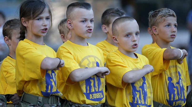 На Украине с согласия государства радикальные националисты занимаются воспитанием молодежи в военных лагерях / Фото: vlentu.ru