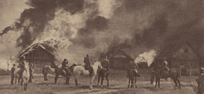 Фото: «Команда Арайса» у горящей деревни, 1942 год. 