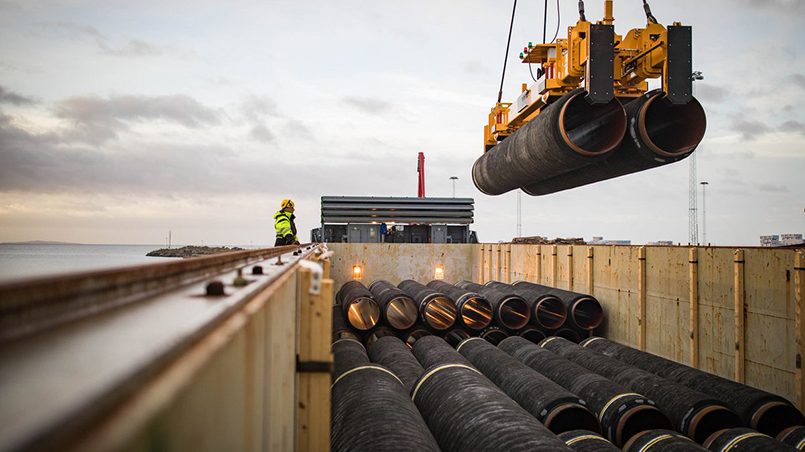 Укладка трубопровода «Северный поток — 2» в немецком порту Мукран. Фото: Axel Schmidt