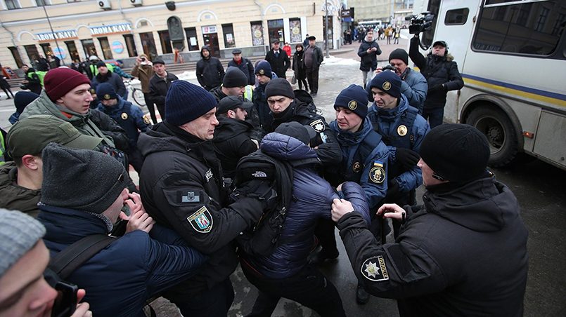 Молодчики из неонацистской группировки С14, пришедшие на митинг Тимошенко 9 февраля с целью провокации, были заблокированы и задержаны полицией / Фото: ukraina.ru