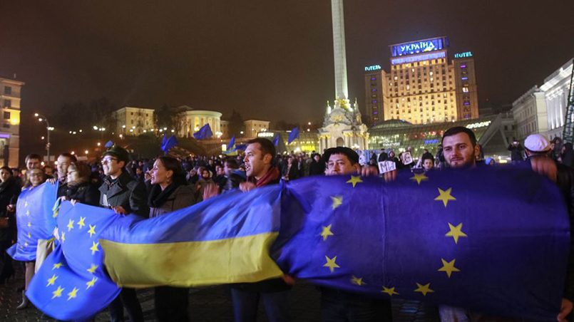 21 ноября 2013 года. Протестующие на площади выражают недовольство решением Януковича отказаться от подписания соглашения / Фото: Reuters