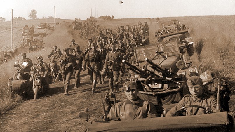 Солдаты 7-й танковой дивизии вермахта маршируют по литовской земле, лето 1941 года / Источник: amazonaws.com