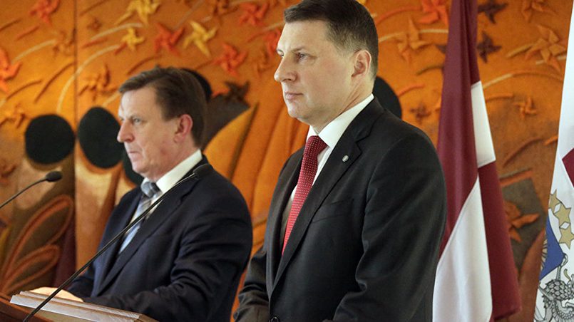 Премьер-министр Марис Кучинскис и президент Латвии Раймондс Вейонис / Источник: sputniknewslv.com