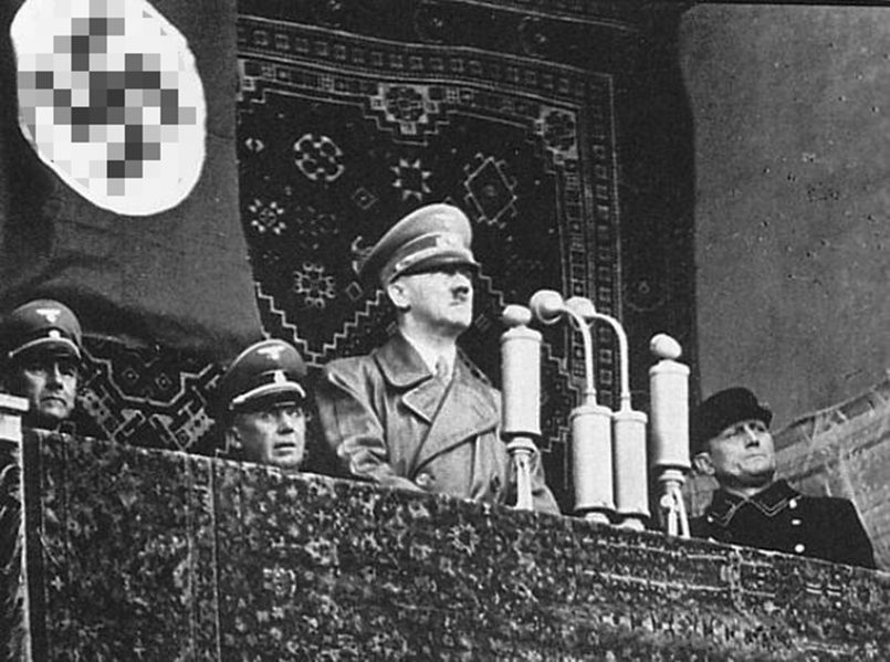 Адольф Гитлер выступает с торжественной речью с балкона Клайпедского драматического театра. 23 марта 1939 года.