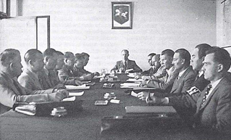 В центре — исполняющий обязанности премьер-министра Юозас Амбразявичюс. 1941 год / Фото: Lietuvos žinios