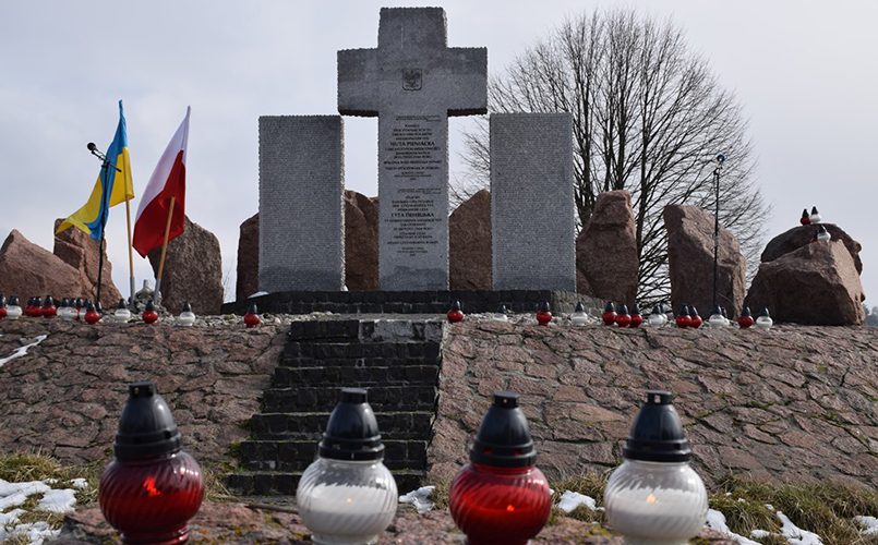 Памятник погибшим полякам в селе Гута Пеняцкая во Львовской области / Фото: yandex.ru