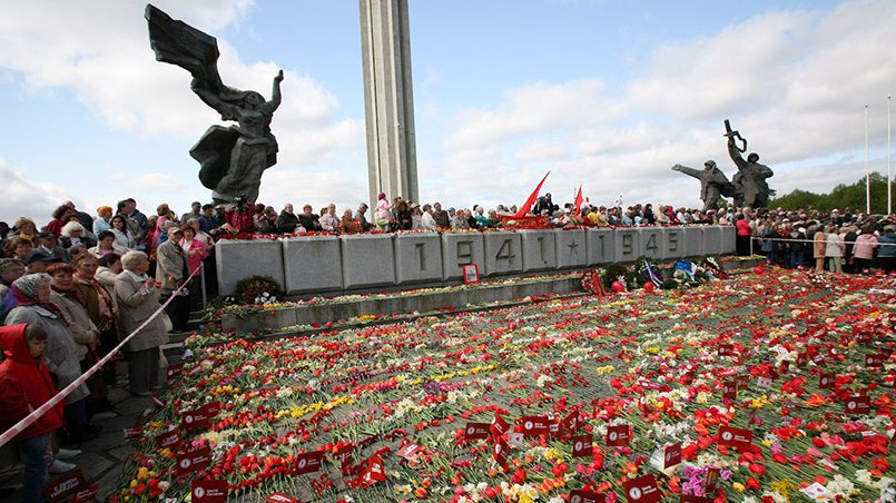 Памятник освободителям Риги, 9 мая/ Фото: antimaidan.ru