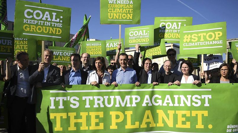Акция протеста партии «Союз-90 / Зеленые» в Берлине против выхода США из Парижского соглашения по климату / Фото: DPA/TASS