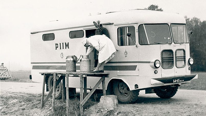 Выдача молока в Вирумаа в 1967 году / Фото: Музей Вирумаа minevikumasin.ee