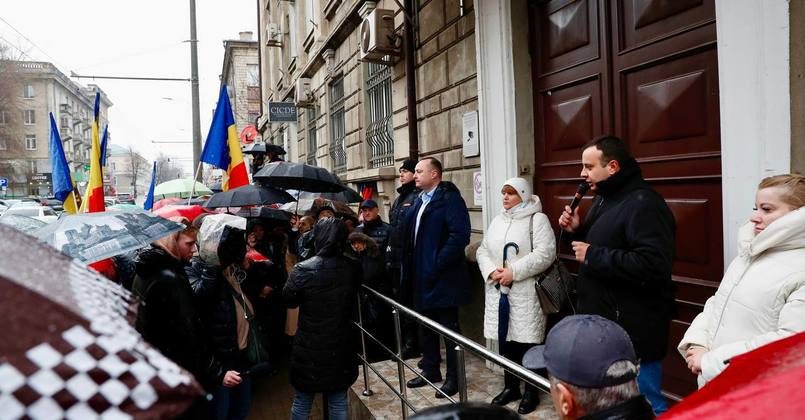 Оппозиция в Молдове вышла на протест против фальсификации выборов