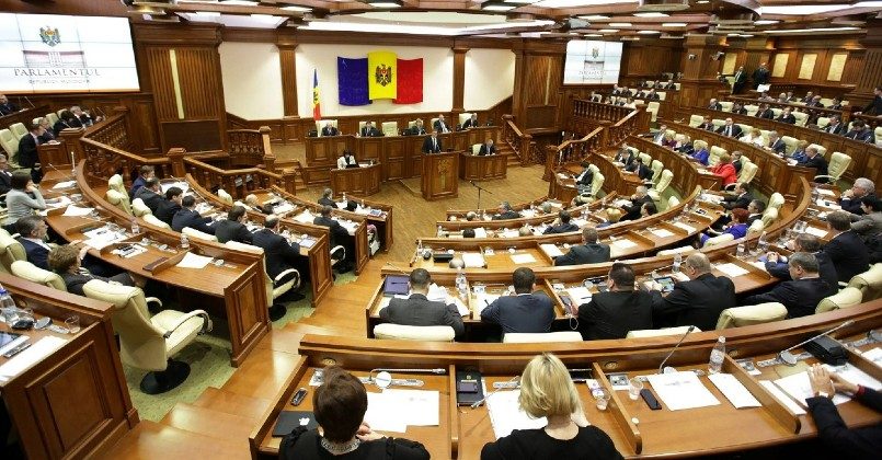 Парламент Молдовы принял закон о голосовании по почте на выборах президента