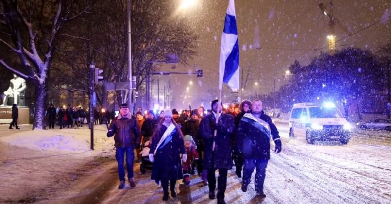 В Финляндии демонстративно сожгли российский флаг