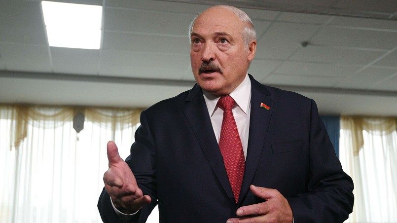 Лукашенко пригрозил «снести голову» посягающим на мир в Беларуси