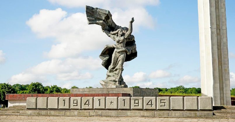 Сейм Латвии рассмотрит приостановку соглашений с РФ ради сноса Памятника Освободителям Риги