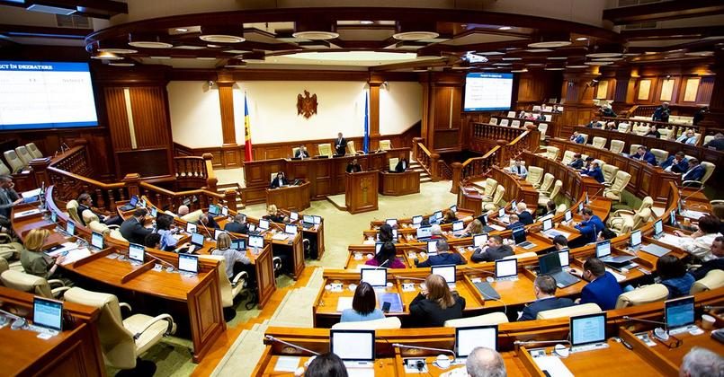 Парламент Молдовы продлил режим ЧП