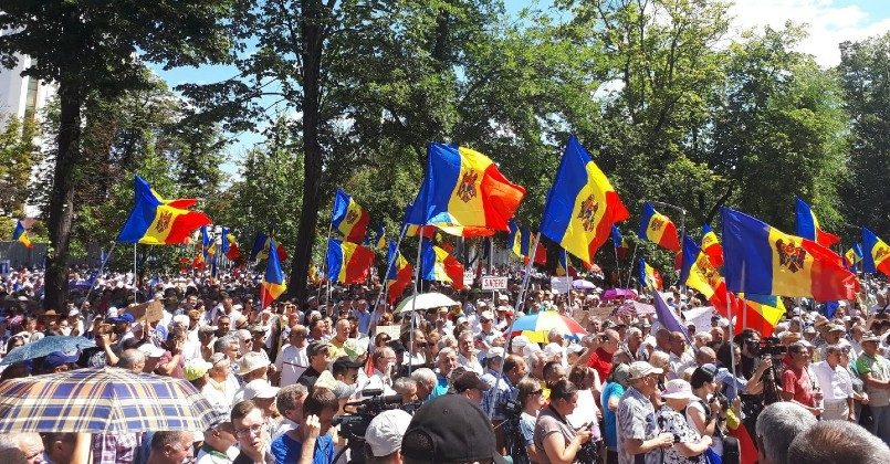 Стало известно, сколько жителей Молдовы недовольны работой президента и правительства