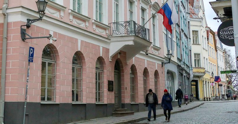 Посольство РФ в Эстонии раскритиковало перенос останков советских военных